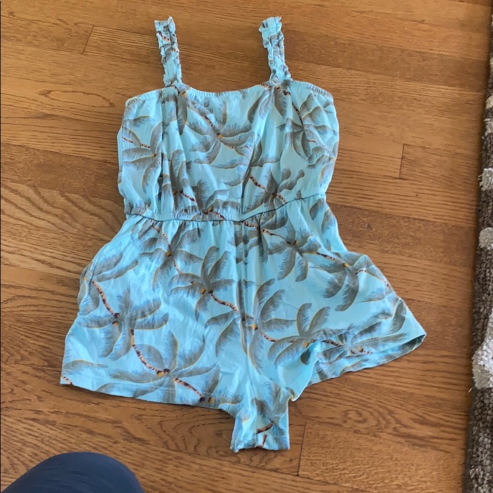 Adorable romper billabong size m